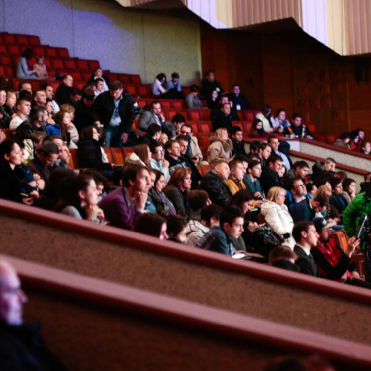 El impacto de Auracast: la tecnología que mejorará la accesibilidad auditiva en espacios públicos