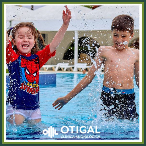 Niños en piscina