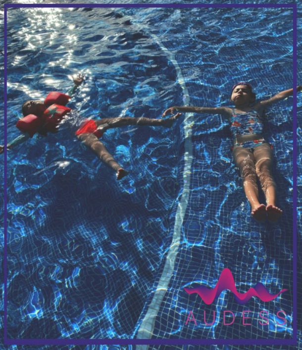 Niños en piscina